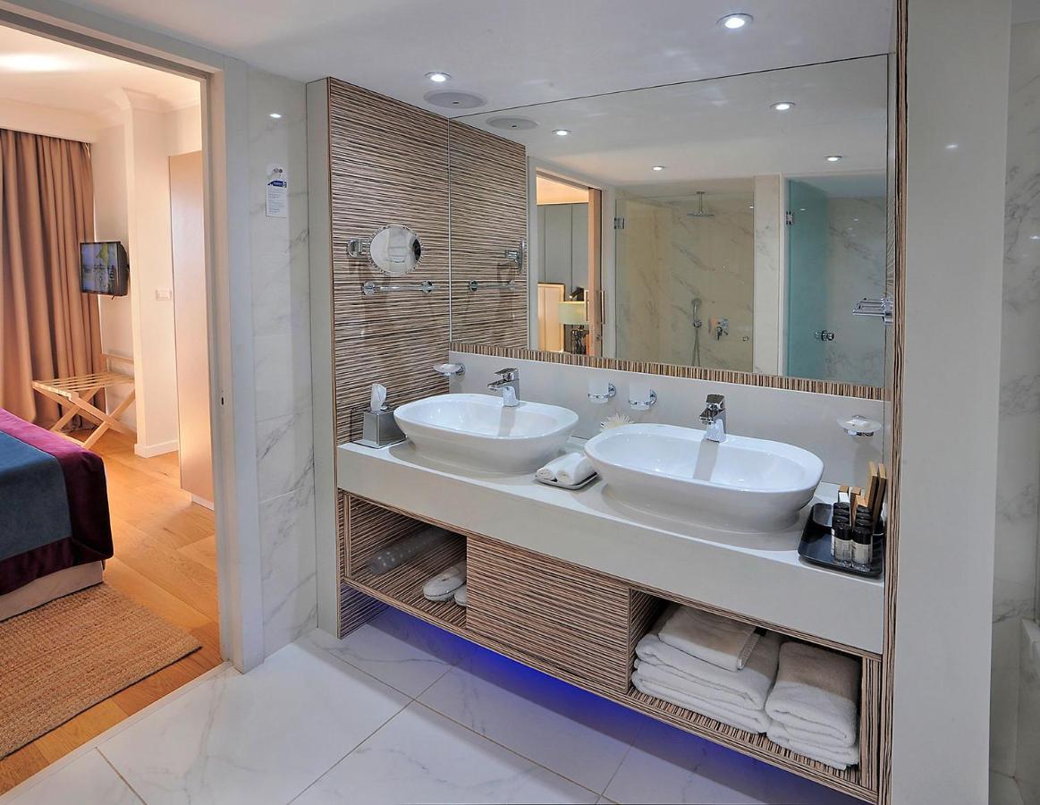 Junior Suite with Pool and Garden View