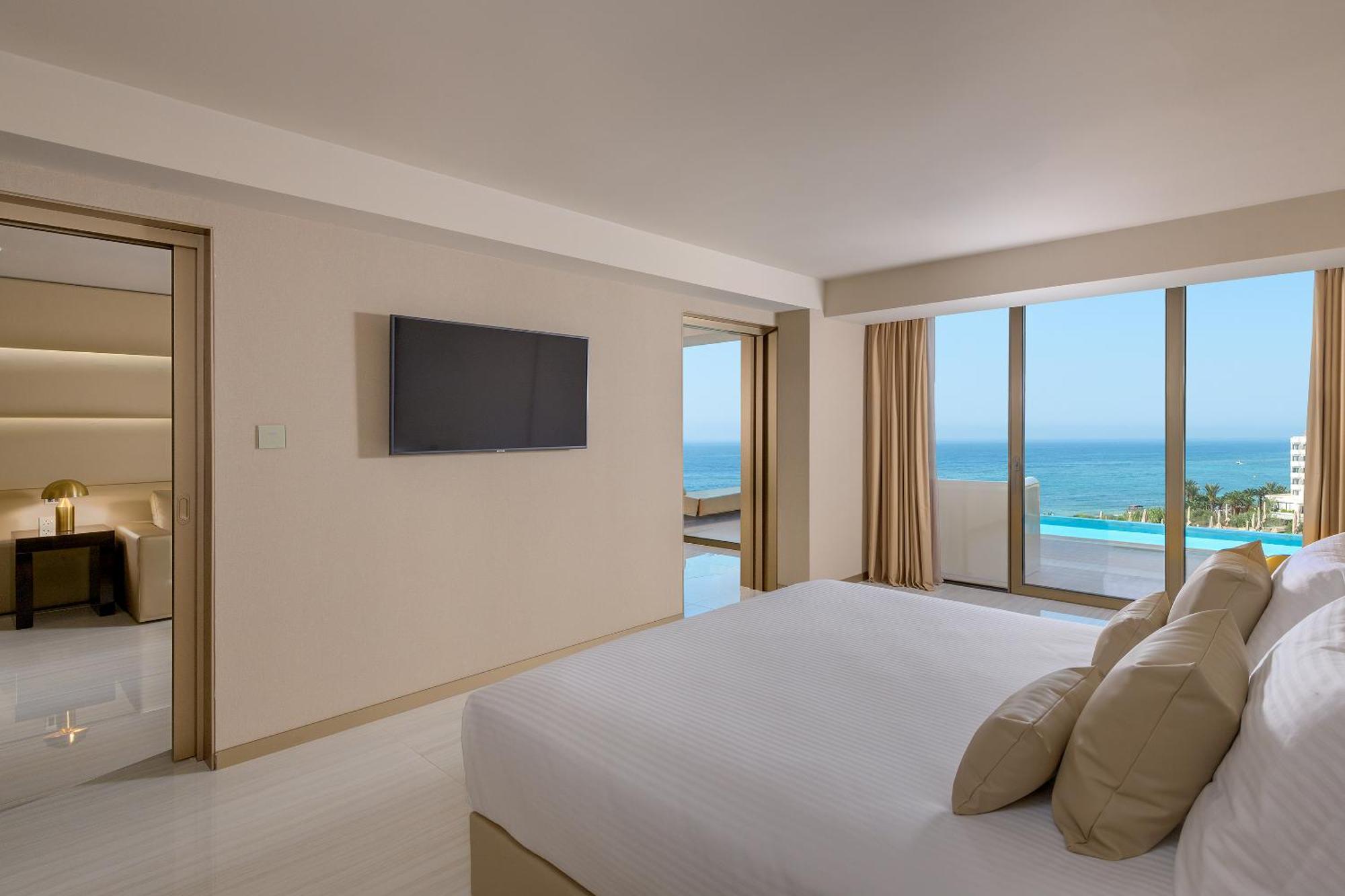 Prestige Swim-Up Suite with Sea & Pool View