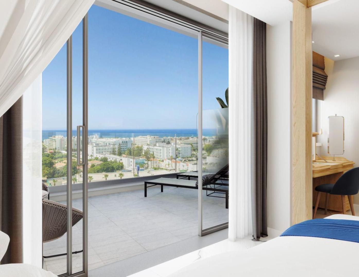 Panoramic Suite Pool & Sea View