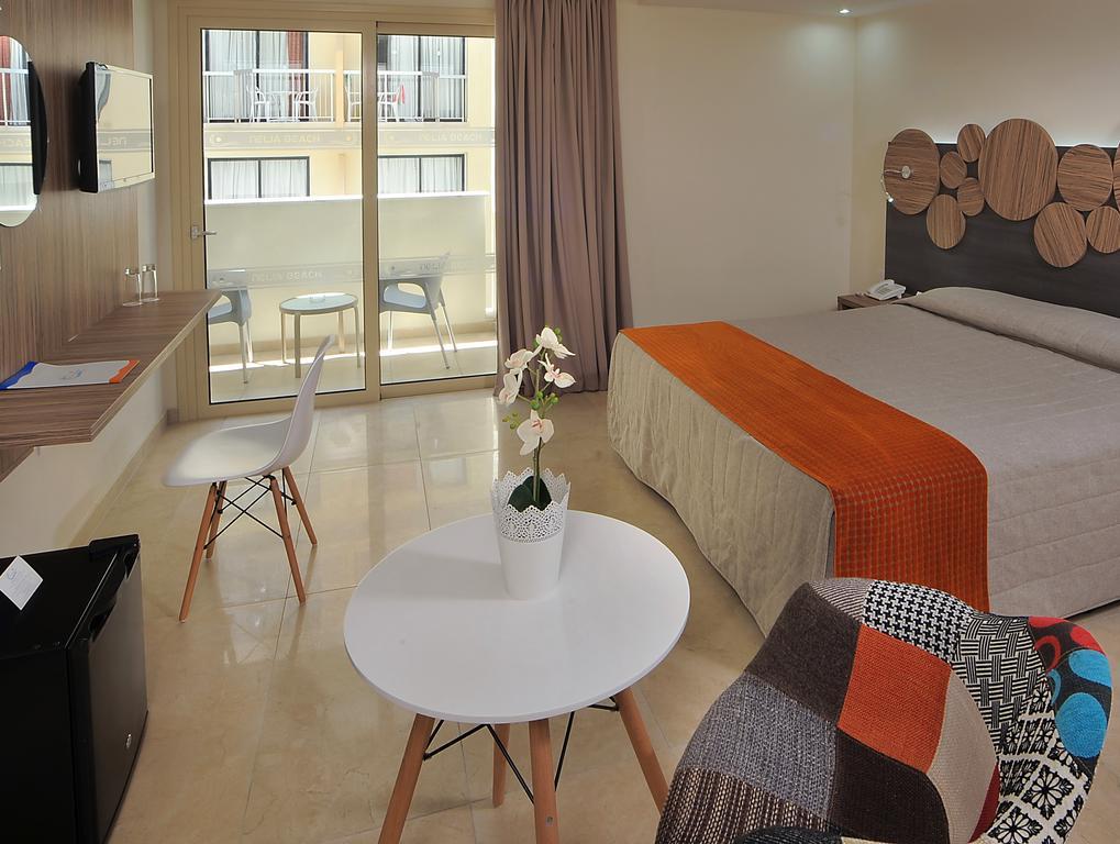 Family Room (2 Adults + 2 Children)