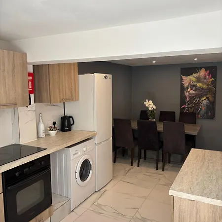 Sant Central Deluxe Apartments-3